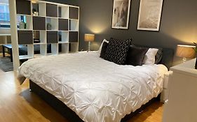 City Centre Modern Studio Apartment - Westone Free Wifi, Gym Access, Netflix